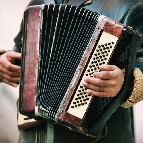 Tocando en clases de acordeón etxepare