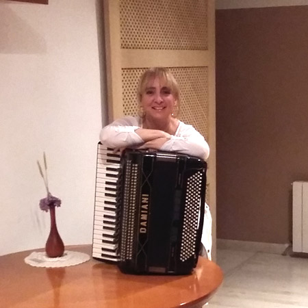 Elena Dominguez junto a su Acordeón Damiani